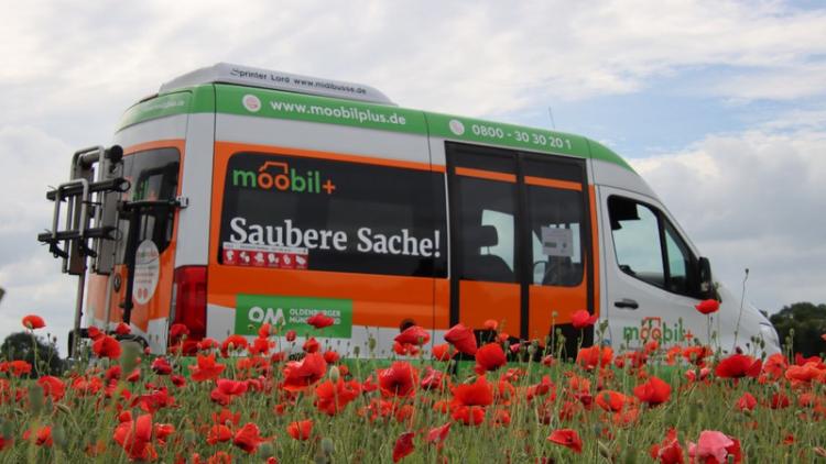 Bild von moobil+ Wagen vor Blumen